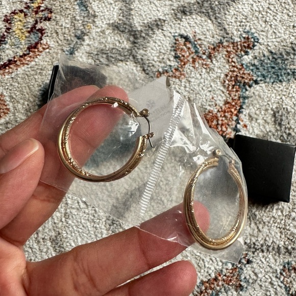 Classic gold hoop earrings AVON NWT - Picture 4 of 6